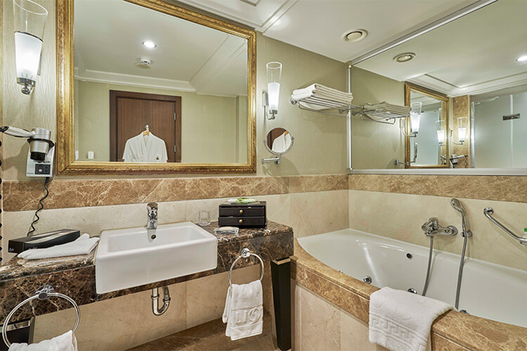 Corner Suit thumbnail 3